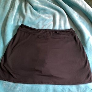 Tranquillity Skort in basic black.